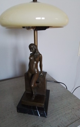 Bronzefigur mit lampe - bronzefigur,