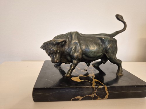 Bronze bulle auf - bulle, marmorsockel