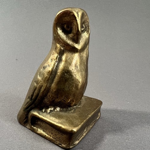Bronze eule auf - eule, buch